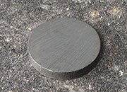 legatoria Calamita diametro 30mm spessore 5mm Calamita cilindrica in ferrite, spessore 5mm, dischi magnetici in FERRITE, grado magnetico Y35 forza di attrazione massima: 1400g.