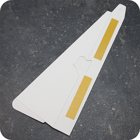 legatoria Piedinoposteriorereggicartello A3 (140 x 400 mm) BIANCO, in cartone spesso 1mm, con strip autoadesivo. Per realizzare cartelli da banco e da vetrina.