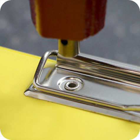 legatoria Rivetto autoperforante NICHELATO, testa diametro 7 mm, diametro asta 4mm, lunghezza asta 6 mm, spessore rivettabile 0-4 mm.