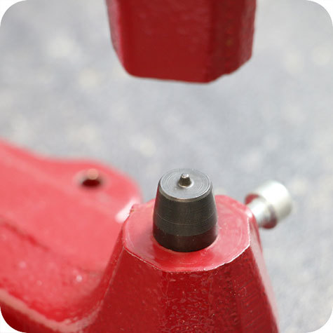 legatoria Punzone inferiore rivetto 9,5 mm Per applicare la parte inferiore dei rivetti a testa bombata a doppia testa, il cui diametro  di 9,5mm..
