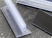 legatoria Porta cartellino magentico 75x25mm TRASPARENTE, plastica flessibile con angolo di 90 gradi, base magnetica .