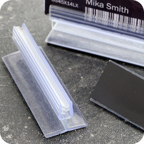 legatoria Porta cartellino magentico 75x25mm TRASPARENTE, plastica flessibile con angolo di 90 gradi, base magnetica .