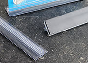legatoria Porta cartellino magentico 150x25mm TRASPARENTE, plastica rigida con angolo di 90 gradi, base magnetica  LEG3536