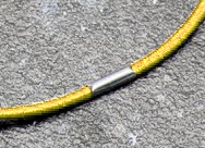 legatoria Anello elastico rivestito tessuto, 293mm GIALLO, spessore 2mm, le due estremit sono congiunte con una chiusura metallica per formare un anello che ben si adatta a rilegare fogli formato A6 (14,85mm).