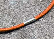 legatoria Anello elastico rivestito tessuto, 293mm ARANCIO, spessore 2mm, le due estremit sono congiunte con una chiusura metallica per formare un anello che ben si adatta a rilegare fogli formato A6 (14,85mm).