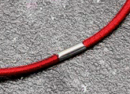 legatoria Anello elastico rivestito tessuto, 293mm ROSSO, spessore 2mm, le due estremit sono congiunte con una chiusura metallica per formare un anello che ben si adatta a rilegare fogli formato A6 (14,85mm).