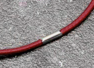 legatoria Anello elastico rivestito tessuto, 293mm BORDEAUX, spessore 2mm, le due estremit sono congiunte con una chiusura metallica per formare un anello che ben si adatta a rilegare fogli formato A6 (14,85mm) LEG4001