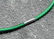 legatoria Anello elastico rivestito tessuto, 293mm VERDE SCURO, spessore 2mm, le due estremit sono congiunte con una chiusura metallica per formare un anello che ben si adatta a rilegare fogli formato A6 (14,85mm).