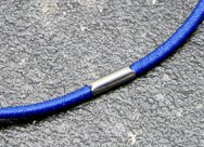legatoria Anello elastico rivestito tessuto, 293mm BLU MEDIO, spessore 2mm, le due estremit sono congiunte con una chiusura metallica per formare un anello che ben si adatta a rilegare fogli formato A6 (14,85mm).