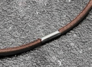 legatoria Anello elastico rivestito tessuto, 293mm MARRONE, spessore 2mm, le due estremit sono congiunte con una chiusura metallica per formare un anello che ben si adatta a rilegare fogli formato A6 (14,85mm).