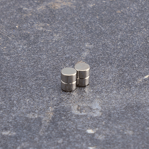 legatoria Calamita diametro 5mm. spessore 3mm Calamita cilindrica in ferrite diametro 5mm, spessore 3mm (forza di attrazione: 700g).