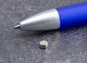 legatoria Calamita diametro 4mm. spessore 2mm Calamita cilindrica in ferrite diametro 4mm, spessore 2mm (forza di attrazione: 420g).