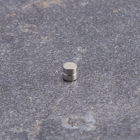 legatoria Calamita diametro 4mm. spessore 2mm Calamita cilindrica in ferrite diametro 4mm, spessore 2mm (forza di attrazione: 420g).