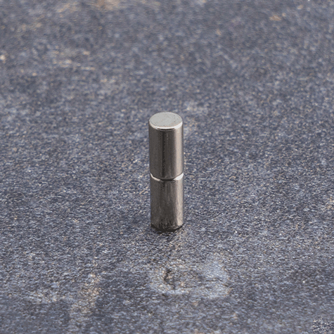 legatoria Calamita diametro 4mm. spessore 7mm Calamita cilindrica in ferrite diametro 4mm, spessore 7mm (forza di attrazione: 670g).