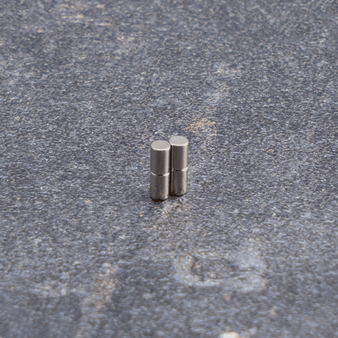 legatoria Calamita diametro 2mm. spessore 3mm Calamita cilindrica in ferrite diametro 2mm, spessore 3mm (forza di attrazione: 160g).