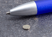 legatoria Calamita diametro 5mm. spessore 1mm Calamita cilindrica in ferrite diametro 5mm, spessore 1mm (forza di attrazione: 320g).