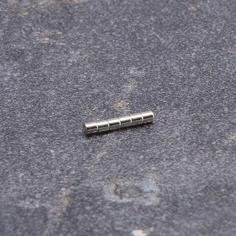legatoria Calamita diametro 2mm. spessore 2mm Calamita cilindrica in ferrite diametro 2mm, spessore 2mm (forza di attrazione: 150g).