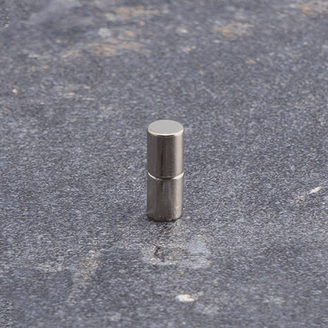 legatoria Calamita diametro 5mm. spessore 8mm Calamita cilindrica in ferrite diametro 5mm, spessore 8mm (forza di attrazione: 1100g).