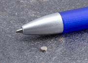legatoria Calamita diametro 3mm. spessore 1mm Calamita cilindrica in ferrite diametro 3mm, spessore 1mm (forza di attrazione: 190g).