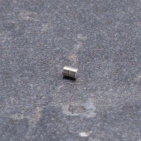 legatoria Calamita diametro 3mm. spessore 2mm Calamita cilindrica in ferrite diametro 3mm, spessore 2mm (forza di attrazione: 160g).