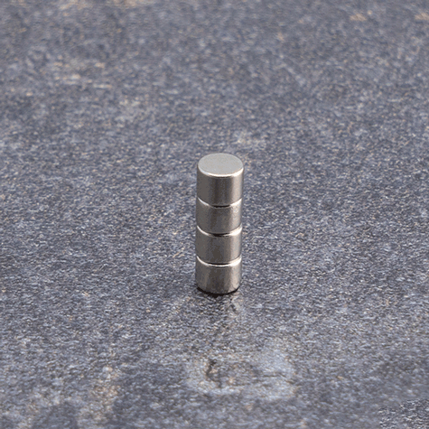 legatoria Calamita diametro 4mm. spessore 3mm Calamita cilindrica in ferrite diametro 4mm, spessore 3mm (forza di attrazione: 530g).