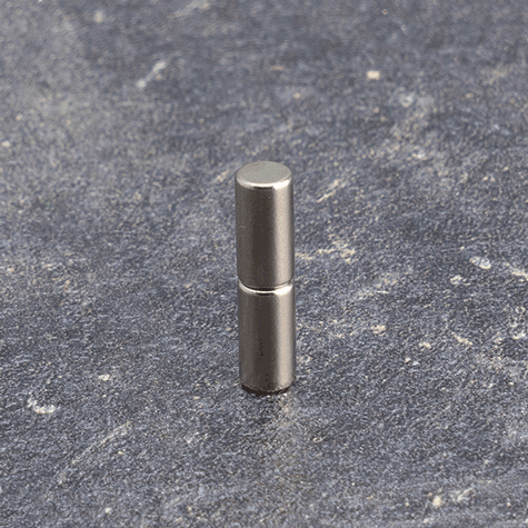legatoria Calamita diametro 5mm. spessore 10mm Calamita cilindrica in ferrite diametro 5mm, spessore 10mm (forza di attrazione: 1100g).