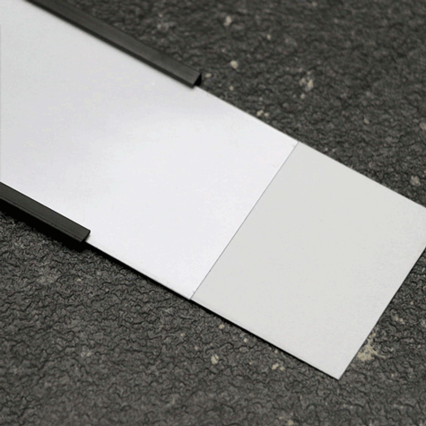 legatoria Porta etichette magnetico 50x150mm Altezza 50mm, lunghezza 150mm, spessore materiale 1mm, spessore totale 3mm. Il porta etichette include etichetta in carta e una pellicola protettiva trasparente. Magnete isotropo.