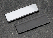 legatoria Porta etichette magnetico 25x80mm Altezza 25mm, lunghezza 80mm, spessore 1mm. Il porta etichette include l'etichetta in carta e una pellicola protettiva trasparente. Magnete isotropo.