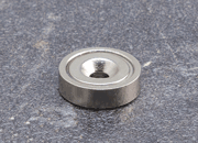 legatoria Magnete con foro svasato, 16mm NICHELATO, in metallo, con magnete al neodimio N38. Diametro: 16mm, altezza: 4.5mm, larghezza foro: 3.5/7.22mm (forza di attrazione:4000g) LEG3976