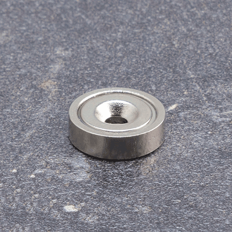 legatoria Magnete con foro svasato, 16mm NICHELATO, in metallo, con magnete al neodimio 38SH. Diametro: 16mm, altezza: 4.5mm, larghezza foro: 3.5-7.22mm (forza di attrazione:4000g).