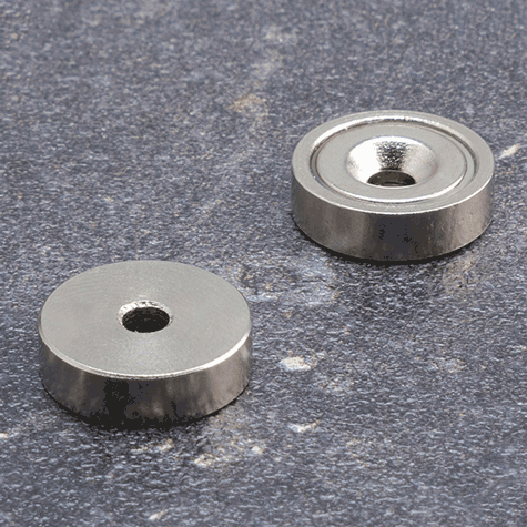 legatoria Magnete con foro svasato, 16mm NICHELATO, in metallo, con magnete al neodimio N38. Diametro: 16mm, altezza: 4.5mm, larghezza foro: 3.5-7.22mm (forza di attrazione:4000g).