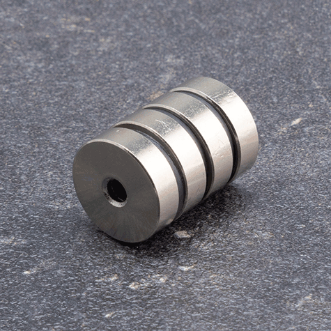 legatoria Magnete con foro svasato, 16mm NICHELATO, in metallo, con magnete al neodimio N38. Diametro: 16mm, altezza: 4.5mm, larghezza foro: 3.5-7.22mm (forza di attrazione:4000g).