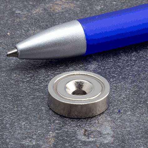 legatoria Magnete con foro svasato, 16mm NICHELATO, in metallo, con magnete al neodimio 38SH. Diametro: 16mm, altezza: 4.5mm, larghezza foro: 3.5-7.22mm (forza di attrazione:4000g).