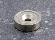 legatoria Magnete con foro svasato, 20mm NICHELATO, in metallo, con magnete al neodimio N38. Diametro: 20mm, altezza: 6mm, larghezza foro: 4.5/9.46mm (forza di attrazione:9000g) LEG3978