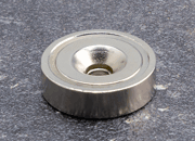 legatoria Magnete con foro svasato, 25mm NICHELATO, in metallo, con magnete al neodimio 38SH. Diametro: 25mm, altezza: 5mm, larghezza foro: 5.5/11.7mm (forza di attrazione:19kg) LEG3981