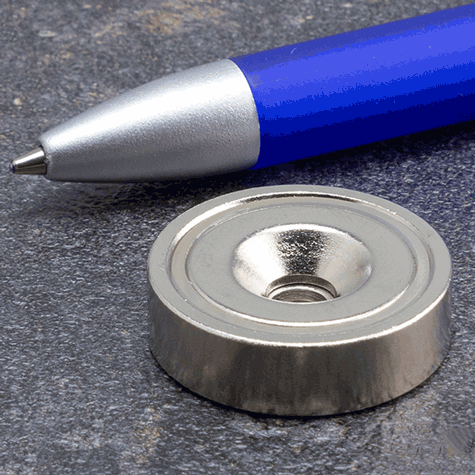 legatoria Magnete con foro svasato, 25mm NICHELATO, in metallo, con magnete al neodimio N38. Diametro: 25mm, altezza: 5mm, larghezza foro: 5.5-11.7mm (forza di attrazione:19kg).