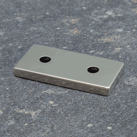 legatoria Magnete con fori svasati, 40x20mm NICHELATO, in metallo, con magnete al neodimio N35. Dimensione 40x20mm, altezza: 4mm, larghezza fori: 4.5-9.5mm (forza di attrazione:14kg).