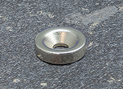 legatoria Magnete con foro svasato, 15mm NICHELATO, in metallo, con magnete al neodimio N35. Diametro: 15mm, altezza: 4mm, larghezza foro: 4.5/9.5mm (forza di attrazione:3000g) LEG4172