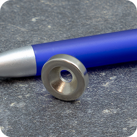 legatoria Magnete con foro svasato, 15mm NICHELATO, in metallo, con magnete al neodimio N35. Diametro: 15mm, altezza: 4mm, larghezza foro: 4.5-9.5mm (forza di attrazione:3000g).