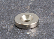 legatoria Magnete con foro svasato, 18mm NICHELATO, in metallo, con magnete al neodimio N35. Diametro: 18mm, altezza: 4mm, larghezza foro: 4.5/9.5mm (forza di attrazione:4000g) LEG4173