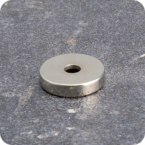 legatoria Magnete con foro svasato, 18mm NICHELATO, in metallo, con magnete al neodimio N35. Diametro: 18mm, altezza: 4mm, larghezza foro: 4.5-9.5mm (forza di attrazione:4000g).