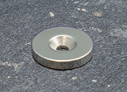legatoria Magnete con foro svasato, 23mm NICHELATO, in metallo, con magnete al neodimio N35. Diametro: 23mm, altezza: 4mm, larghezza foro: 4.5/9.5mm (forza di attrazione:6500g) LEG4174