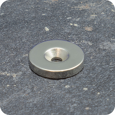 legatoria Magnete con foro svasato, 23mm NICHELATO, in metallo, con magnete al neodimio N35. Diametro: 23mm, altezza: 4mm, larghezza foro: 4.5-9.5mm (forza di attrazione:6500g).