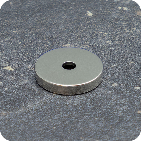 legatoria Magnete con foro svasato, 23mm NICHELATO, in metallo, con magnete al neodimio N35. Diametro: 23mm, altezza: 4mm, larghezza foro: 4.5-9.5mm (forza di attrazione:6500g).