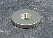 legatoria Magnete con foro svasato, 27mm NICHELATO, in metallo, con magnete al neodimio N35. Diametro: 27mm, altezza: 4mm, larghezza foro: 4.5/9.5mm (forza di attrazione:8000g).