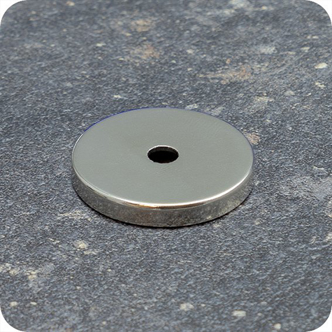 legatoria Magnete con foro svasato, 27mm NICHELATO, in metallo, con magnete al neodimio N35. Diametro: 27mm, altezza: 4mm, larghezza foro: 4.5-9.5mm (forza di attrazione:8000g).