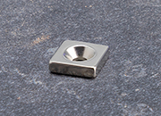 legatoria Magnete con foro svasato, 15x15mm NICHELATO, in metallo, con magnete al neodimio N35. Dimensioni: 15x15mm, altezza: 4mm, larghezza foro: 4.5/9.5mm (forza di attrazione:4000g) LEG4176