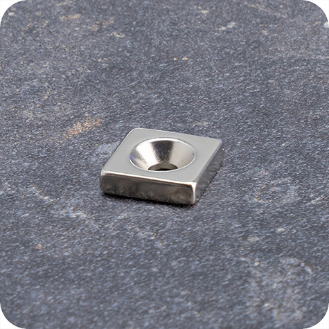 legatoria Magnete con foro svasato, 15x15mm NICHELATO, in metallo, con magnete al neodimio N35. Dimensioni: 15x15mm, altezza: 4mm, larghezza foro: 4.5-9.5mm (forza di attrazione:4000g).
