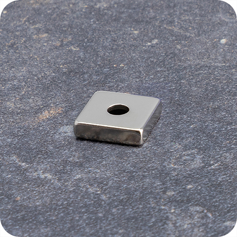 legatoria Magnete con foro svasato, 15x15mm NICHELATO, in metallo, con magnete al neodimio N35. Dimensioni: 15x15mm, altezza: 4mm, larghezza foro: 4.5-9.5mm (forza di attrazione:4000g).