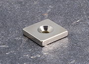 legatoria Magnete con foro svasato, 20x20mm NICHELATO, in metallo, con magnete al neodimio N35. Dimensioni: 20x20mm, altezza: 4mm, larghezza foro: 4.5/9.5mm (forza di attrazione: 7500g) LEG4177